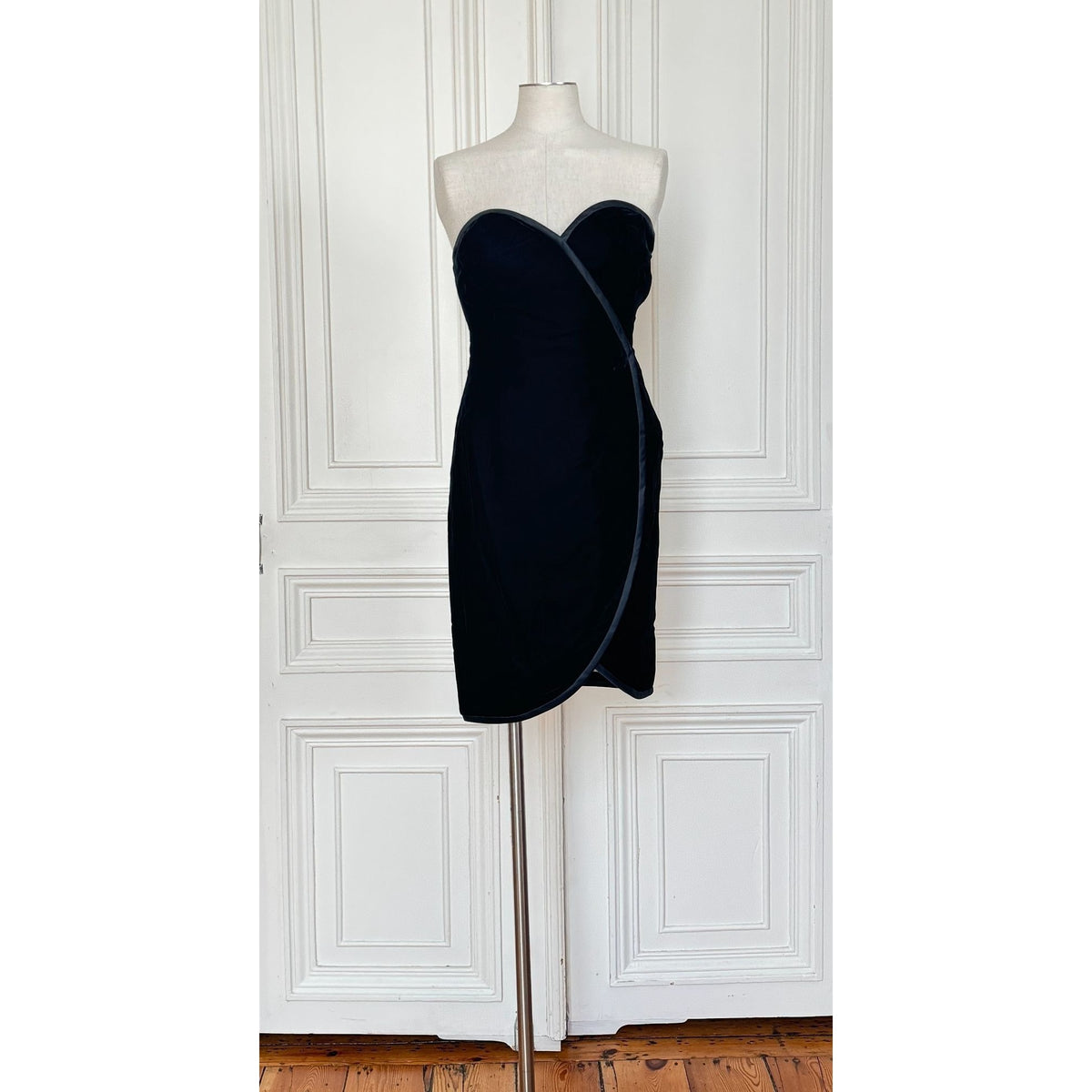FW 1984–1985 Haute Couture Black Velvet Bustier Dress