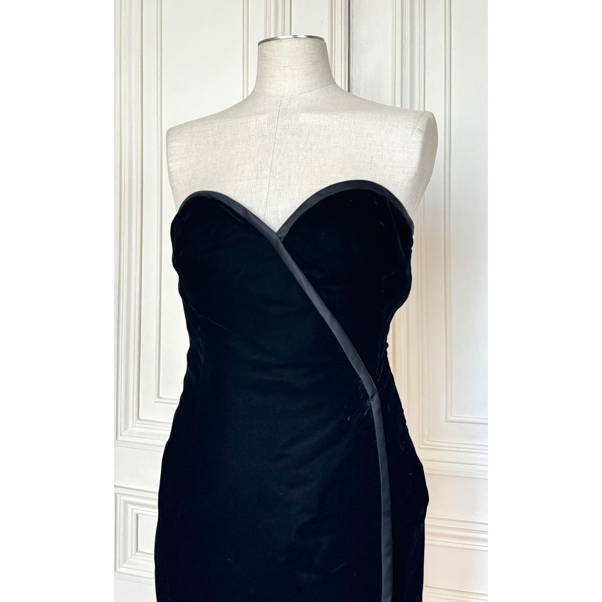FW 1984–1985 Haute Couture Black Velvet Bustier Dress