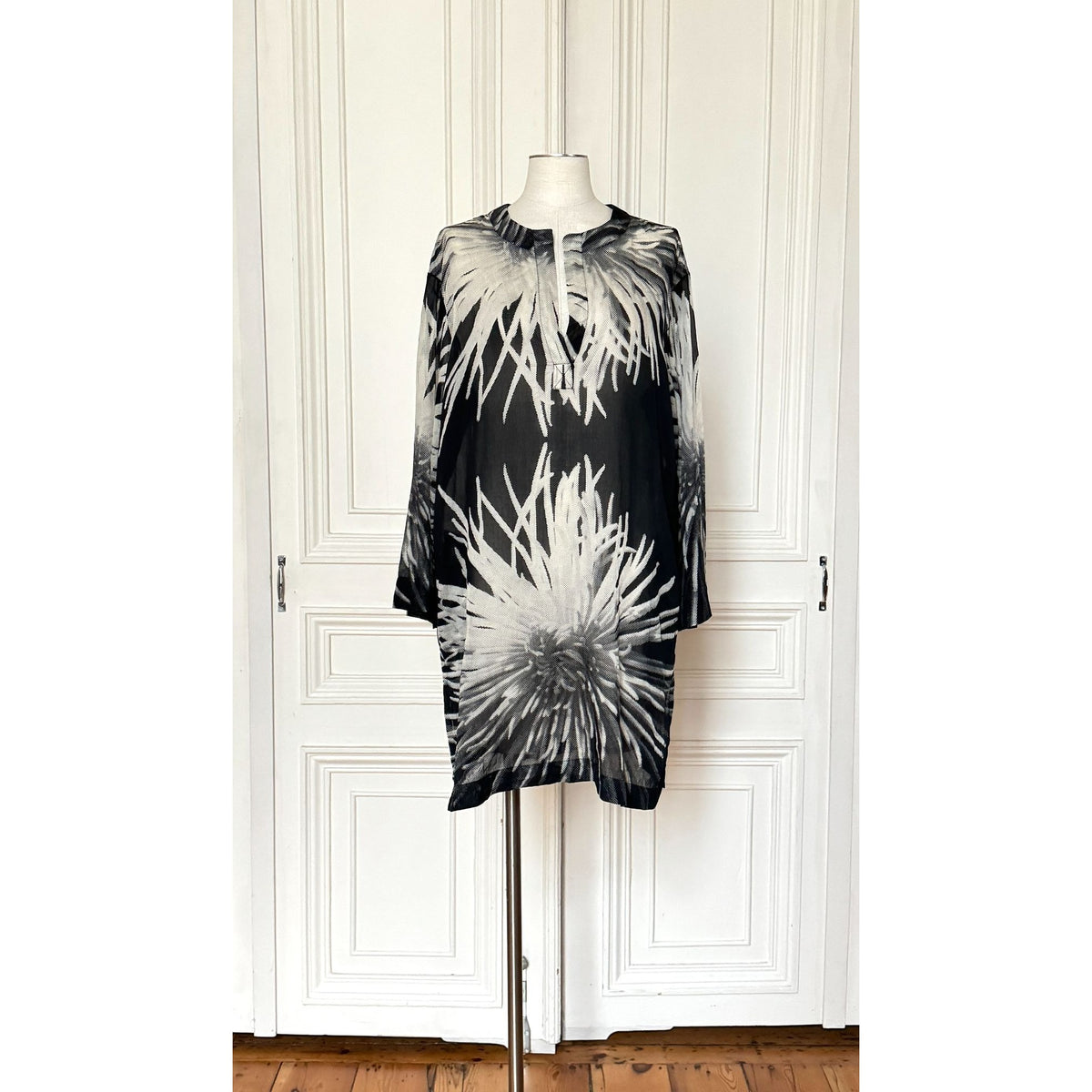 Black & White Oversized Floral Print Long-Sleeve Dress